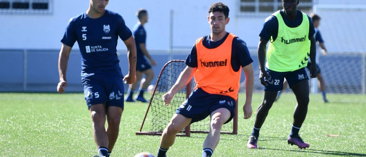 Miguel Román (izquierda), Oier Calvillo (centro) y Guèye (derecha), en un entrenamiento del Pontevedra.