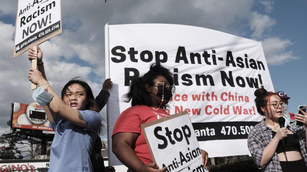 Protesta en Atlanta en contra de las agresiones y el racismo contra la comunidad asiática.