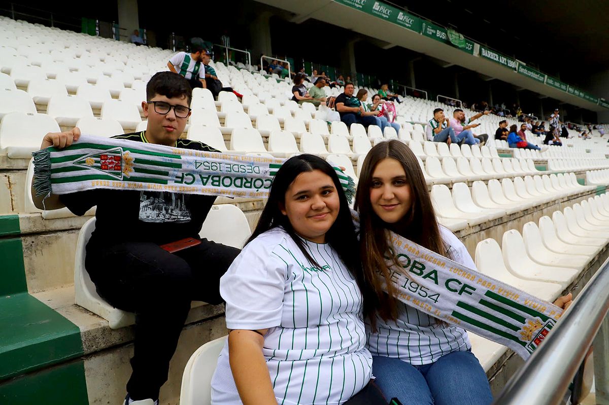 Las imágenes de la afición en el Córdoba CF - Badajoz