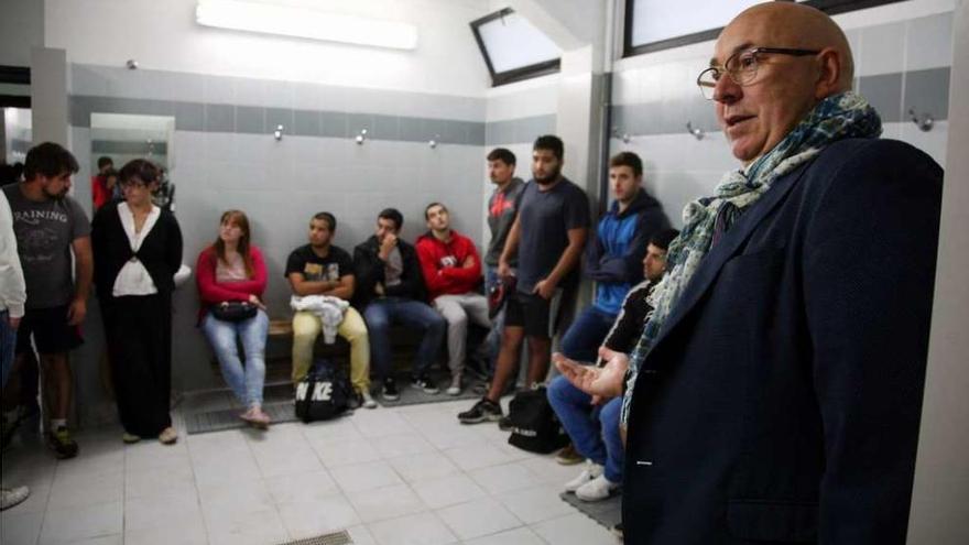 Luis Vilela (dcha.), durante la reunión mantenida ayer en los vestuarios del Cortizo. // Bernabé/Luismy