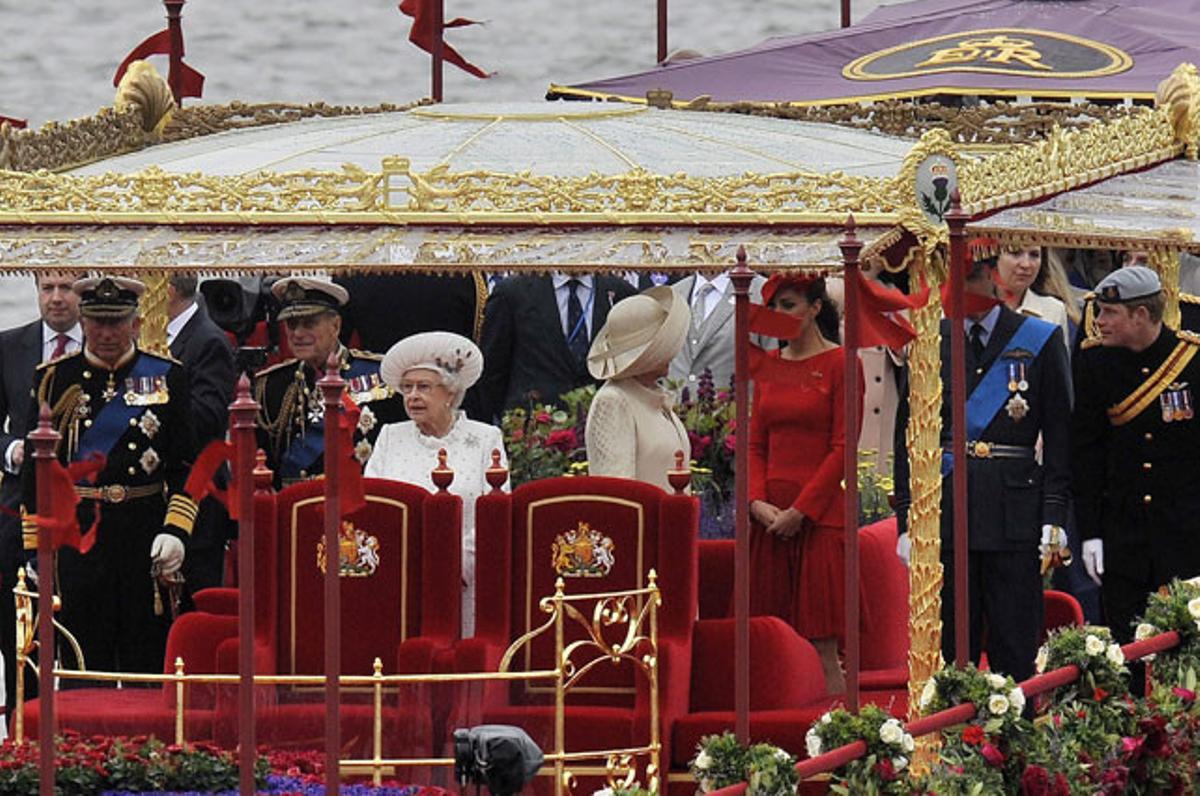 La família reial britànica a bord de l’embarcació ’Spirit of Chartwell’ recorre el riu Tàmesi per Londres. La família reial britànica a bord de l’embarcació ’Spirit of Chartwell’ recorre el riu Tàmesi per Londres.