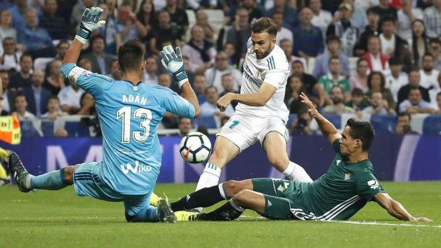 Adán rechaza el disparo de Borja Mayoral en el minuto 74 del Madrid-Betis.