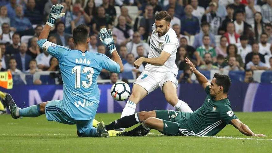 Adán rechaza el disparo de Borja Mayoral en el minuto 74 del Madrid-Betis.