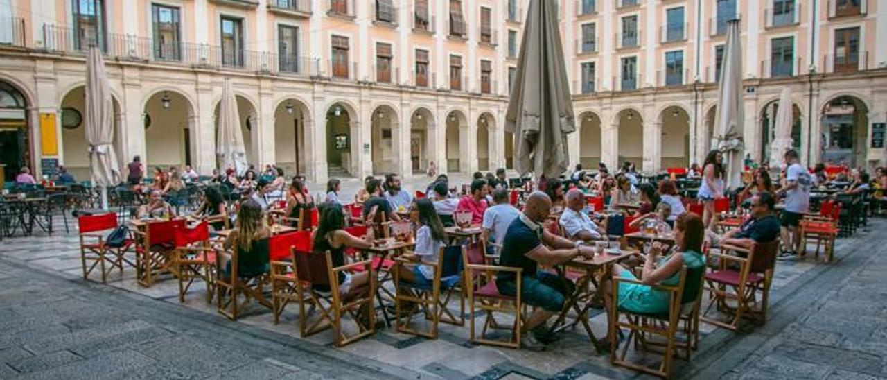 Imagen de las terrazas de la Plaça de Dins, en pleno centro de Alcoy.