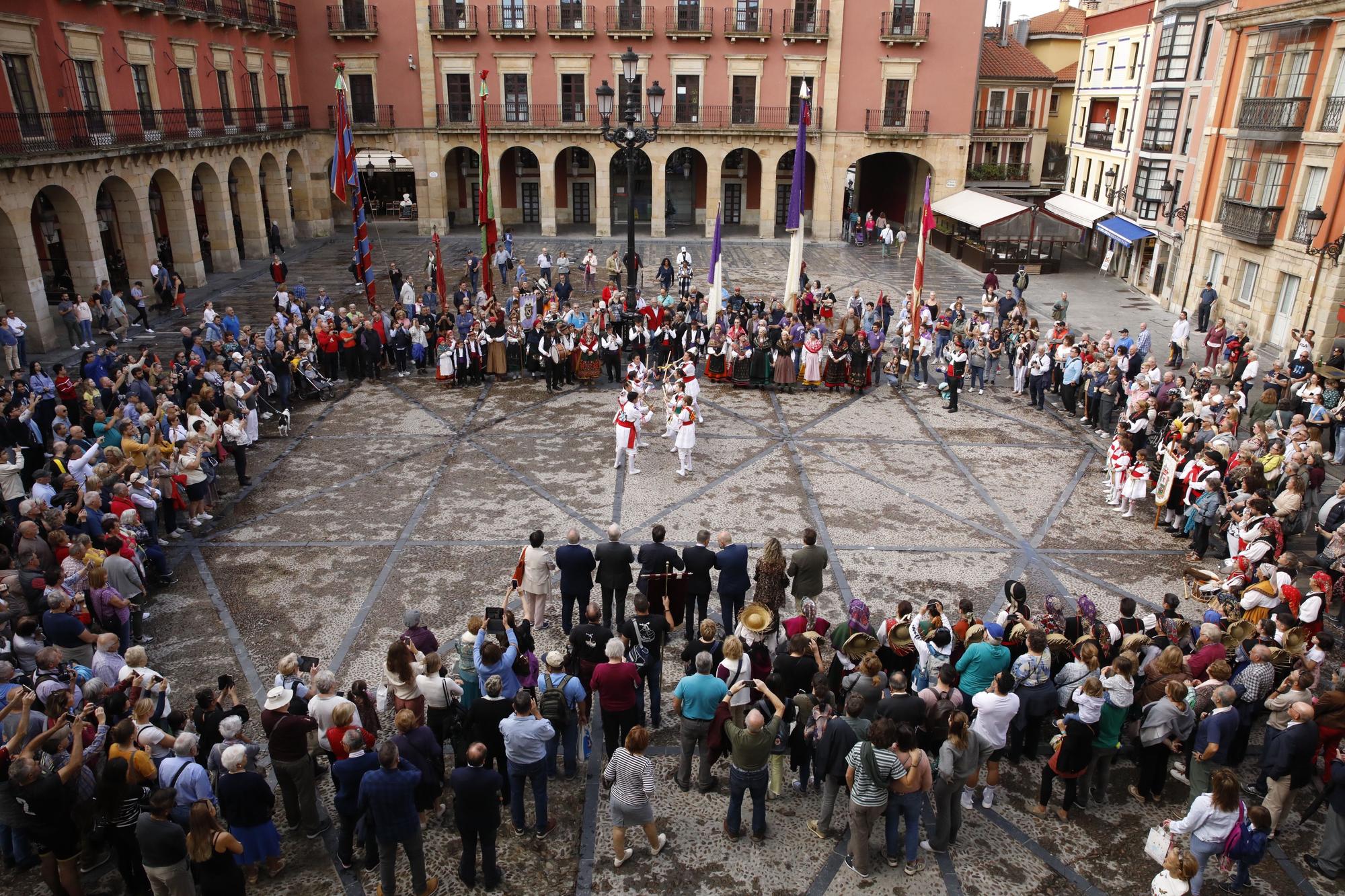 En imágenes: Gijón celebra el Día de León con bailes y el desfile de pendones