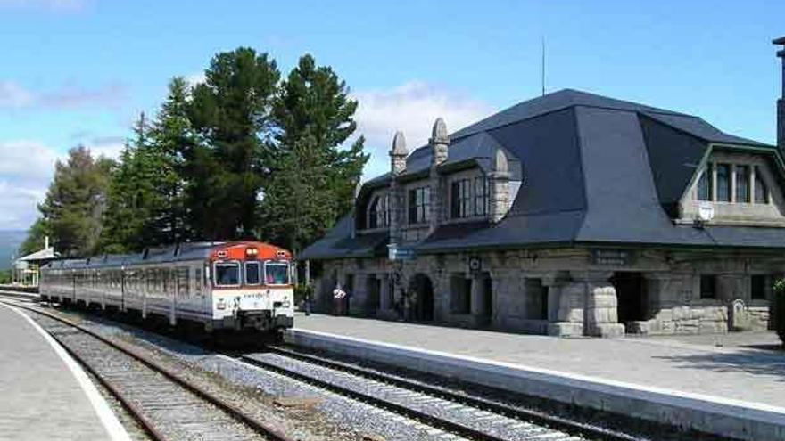 Tren aparcado en la estación de Renfe en Puebla de Sanabria.