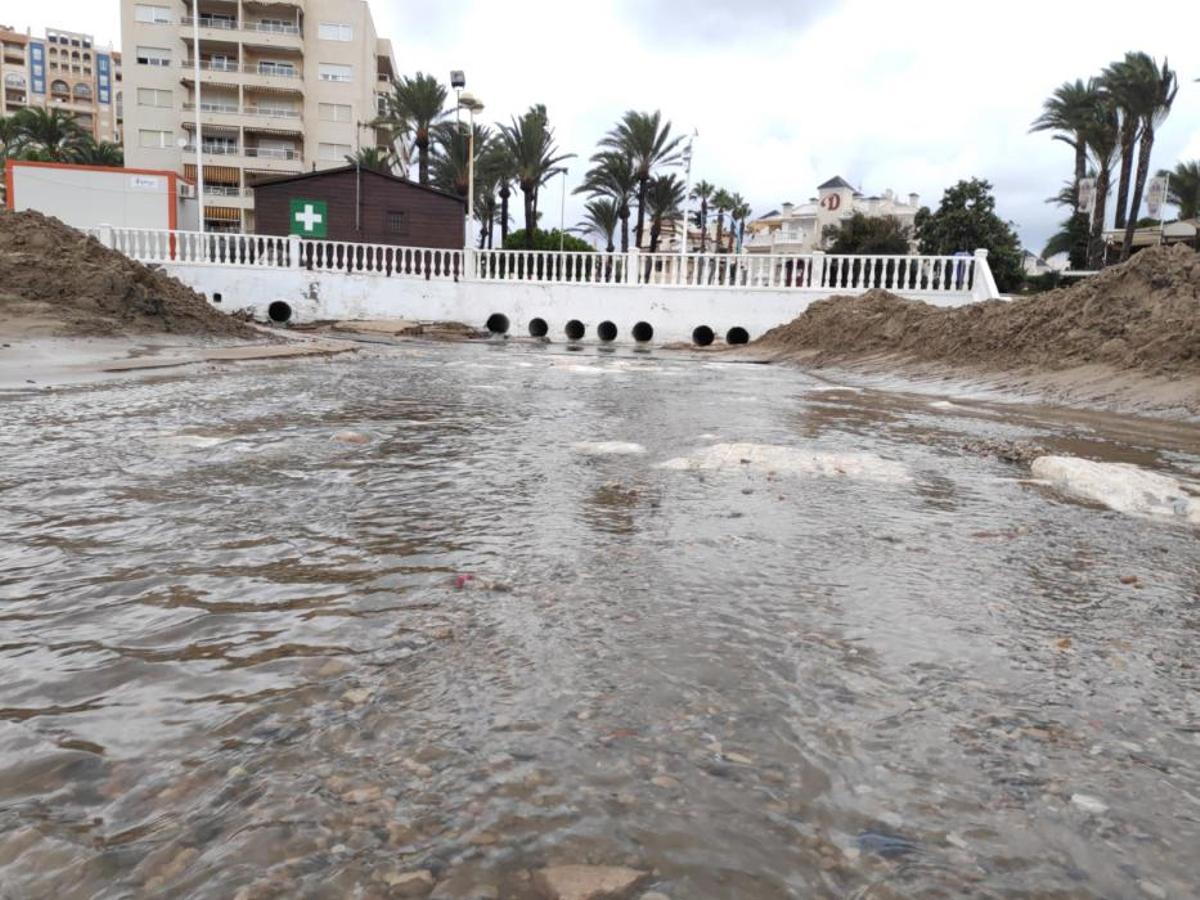 Las precipitaciones inundan la playa de Los Locos
