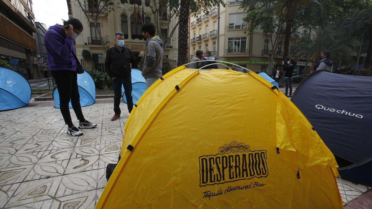 Acampada en la avenida Doctor Gadea como protesta del ocio nocturno