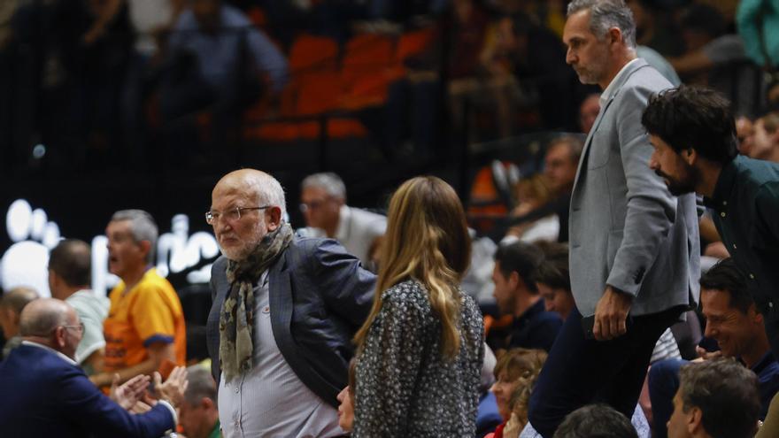 Juan Roig, máximo accionista del club, salió cabreado de La Fonteta en el último partido del equipo ante el Breogán de Lugo