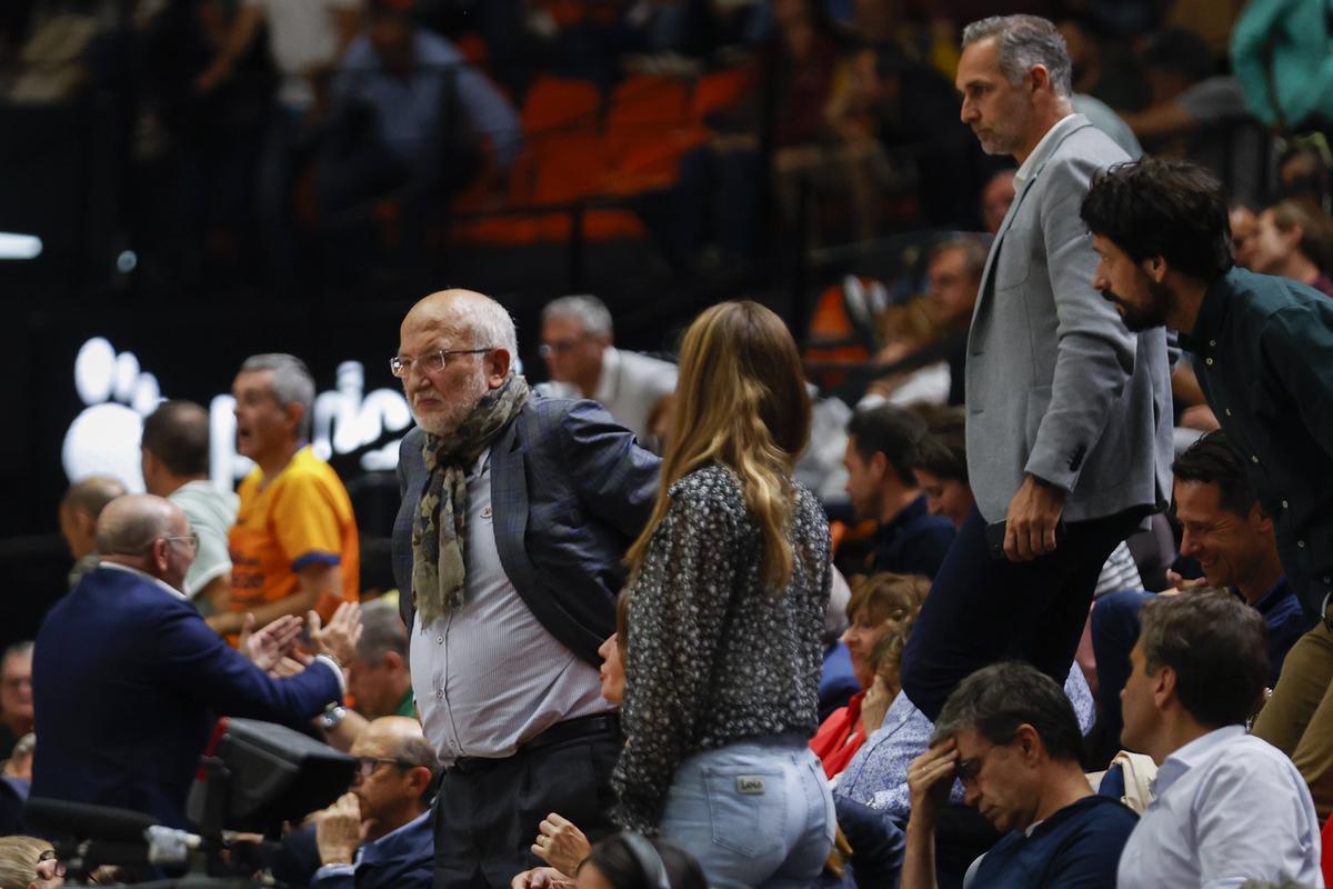 Juan Roig, máximo accionista del club, salió cabreado de La Fonteta en el último partido del equipo ante el Breogán de Lugo