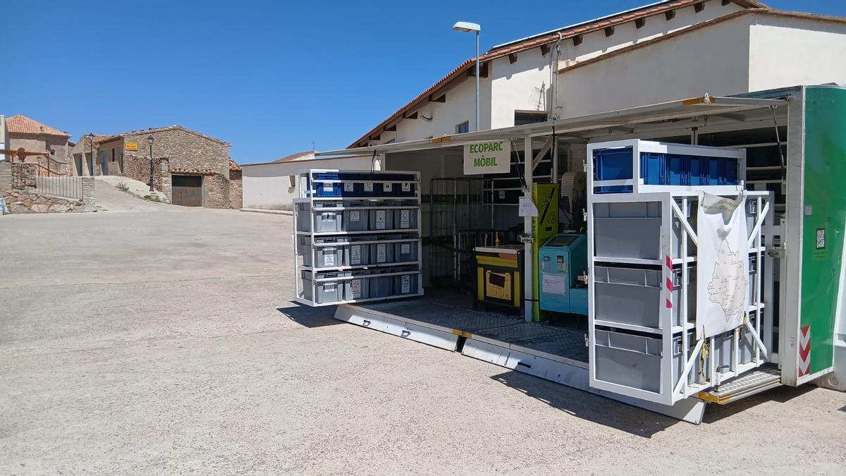 Los ecomóviles, como el de Vistabella, permiten recoger materiales como pequeños aparatos eléctricos, pilas, pinturas, etc.