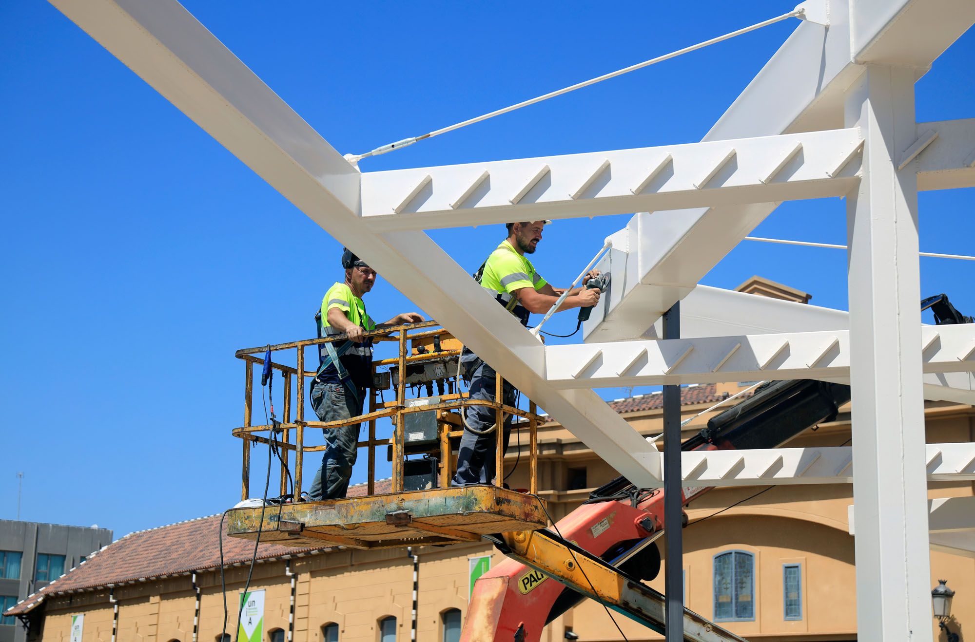 Imagen de los trabajos de desmontaje de la pérgola de Santo Domingo