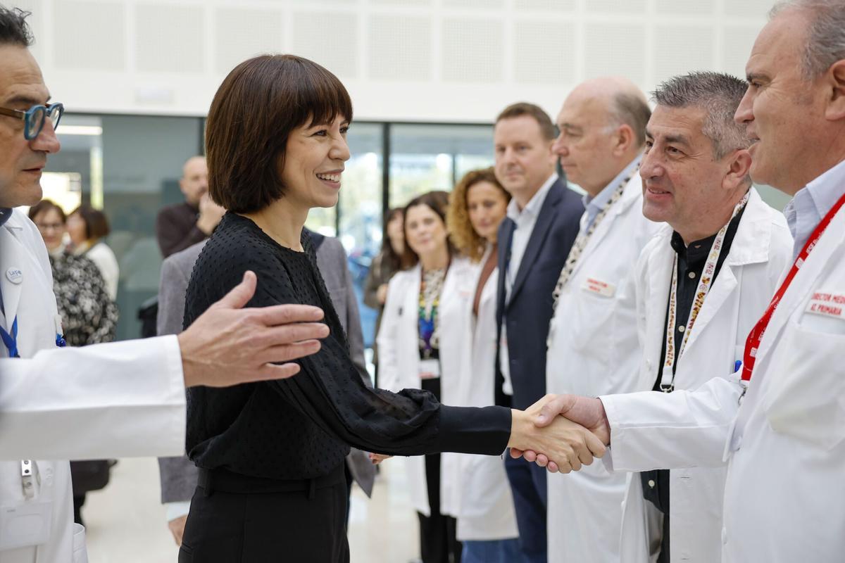 La líder del PSPV, Diana Morant, visita el Hospital La Fe de València, este viernes.