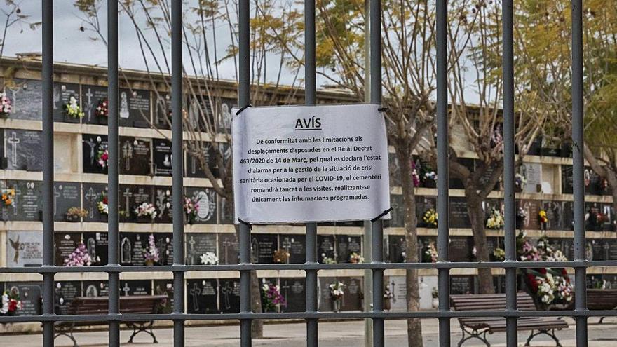 Imagen del Cementerio General, con el cartel que anuncia el cierre salvo para los entierros.