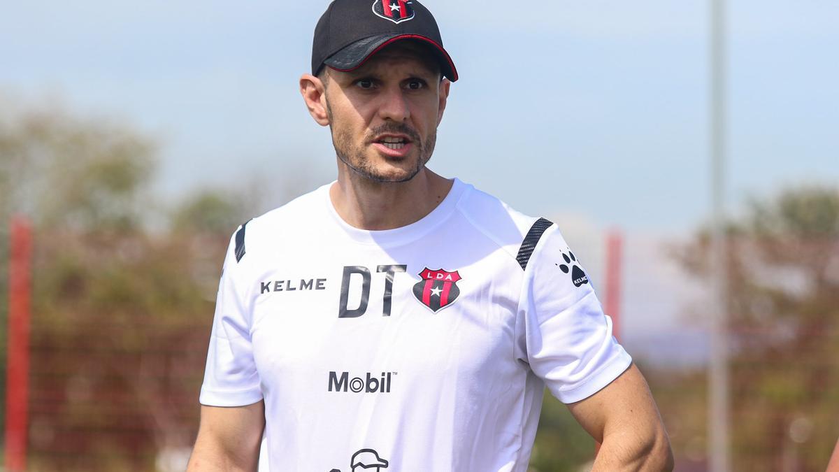 Albert Rudé dirige un entrenamiento del Alajuelense de Costa Rica