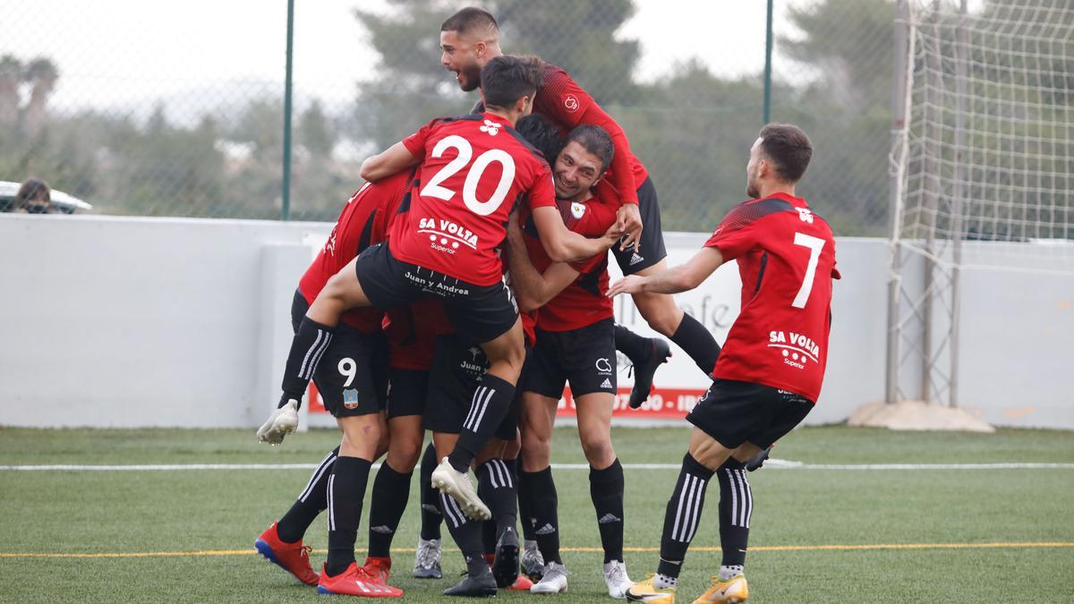 Los futbolistas del Formentera festejan uno de sus goles ante el Sant Rafel. 