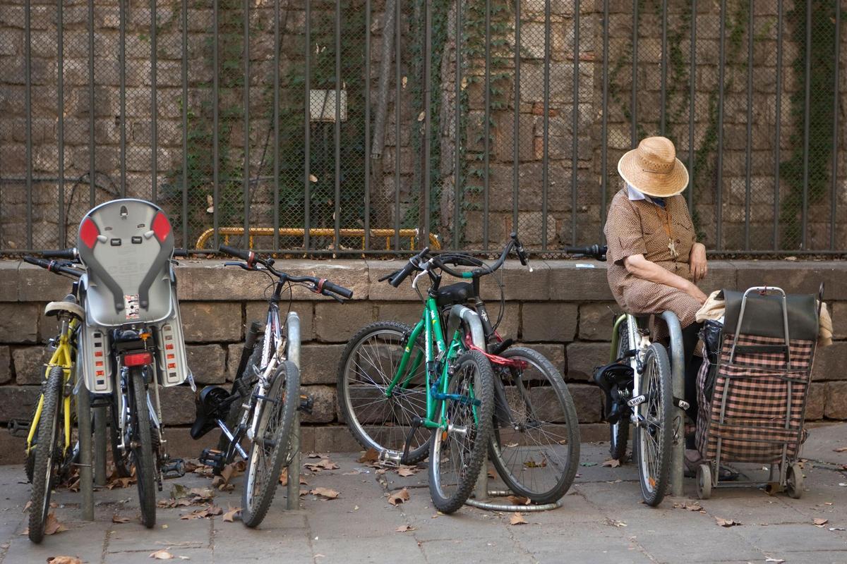 Bicicletas aparcadas en la calle del Hospital, en Ciutat Vella
