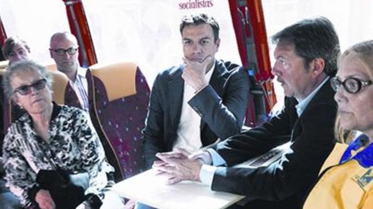 Sánchez y Serra (derecha) en el bus del PSOE, ayer en Badalona.