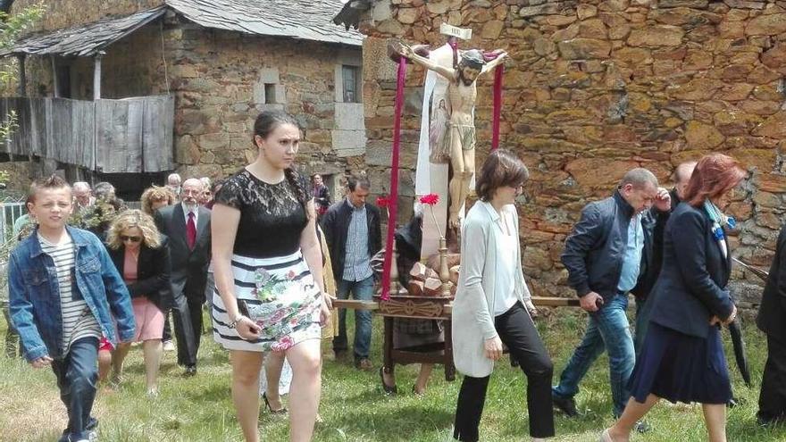 Rabanillo procesiona por el pintoresco callejero con el Cristo y la Virgen de Fátima