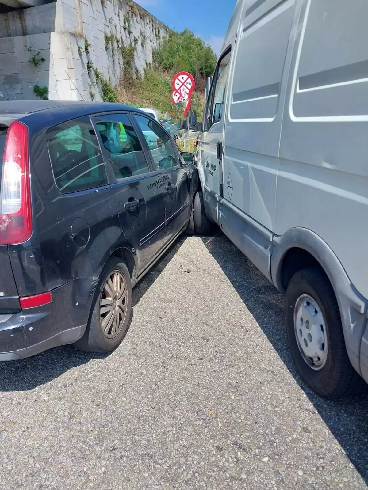 Un herido leve por un accidente en la rotonda de San Martiño