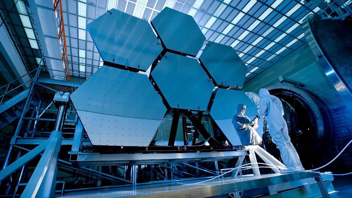 Científicos trabajan en el montaje del telescopio espacial James Webb.