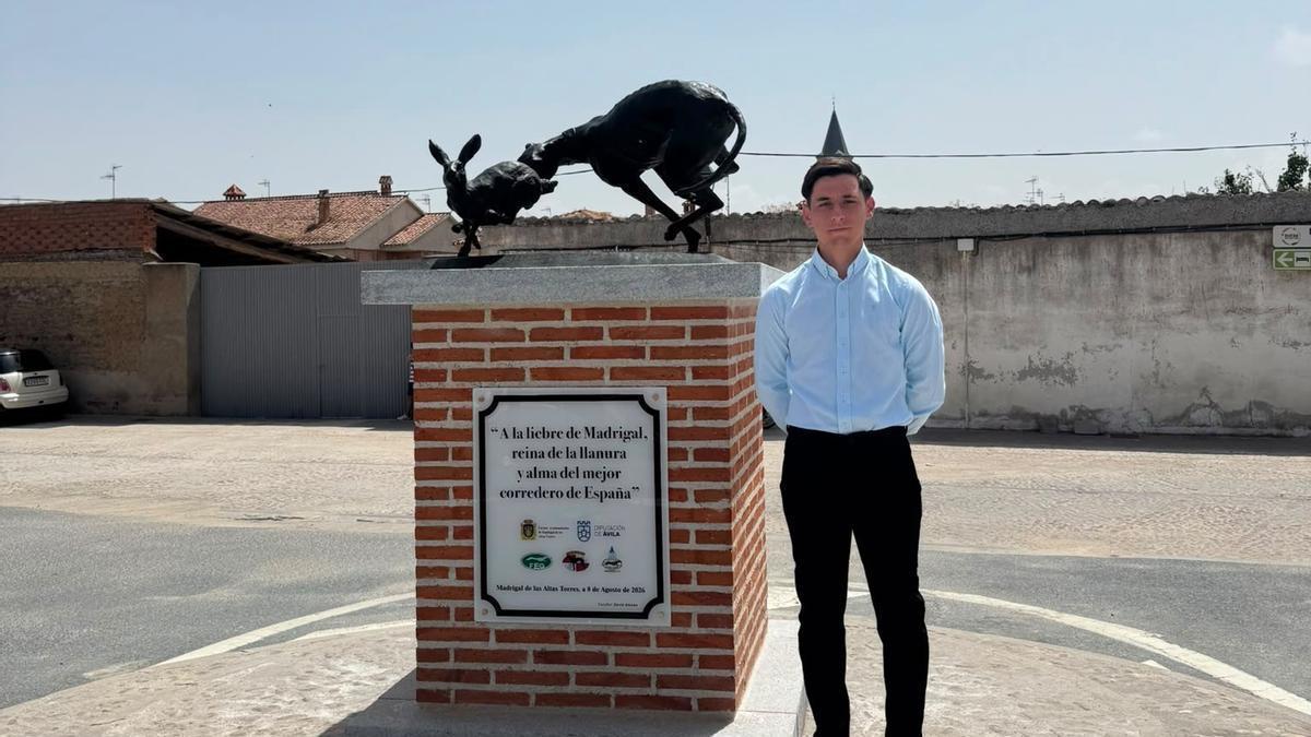 David Alonso Cuesta posa con su última escultura dedicada a la tradición galguera y a las liebres de Madrigal.