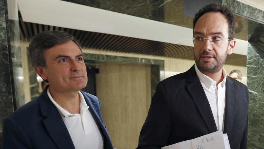 Grupo Socialista. Pedro Saura acompaña a Hernando a registrar las propuestas del PSOE