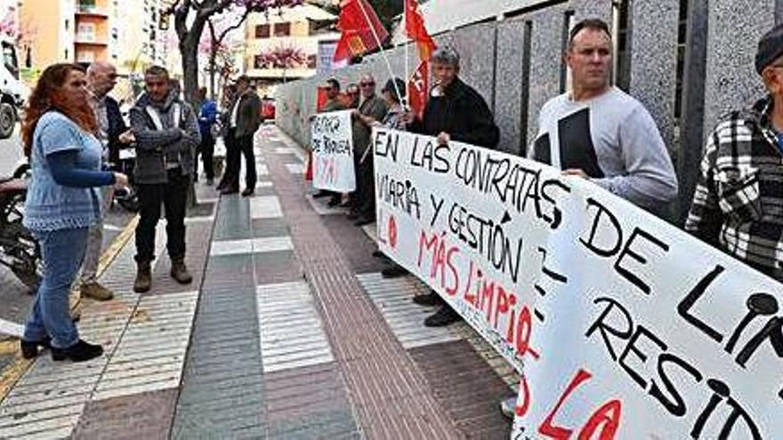 Imagen de la protesta realizada ayer a mediodía en el Consell de Ibiza.