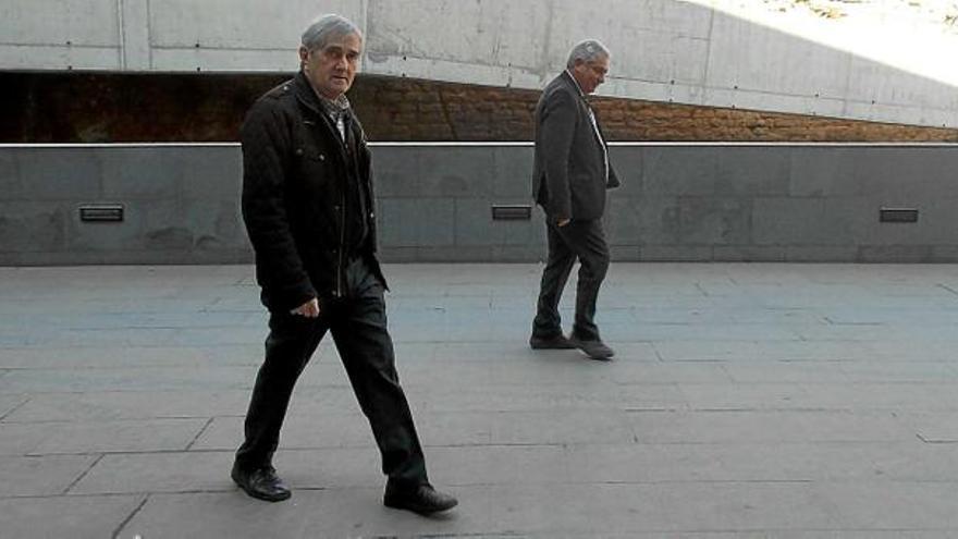 Montràs (esquerra) sortint ahir dels jutjats acompanyat del seu advocat