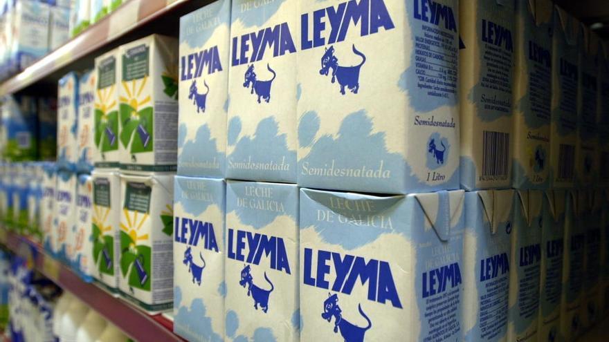 Cartones de leche en un supermercado de Galicia // C. Pardellas