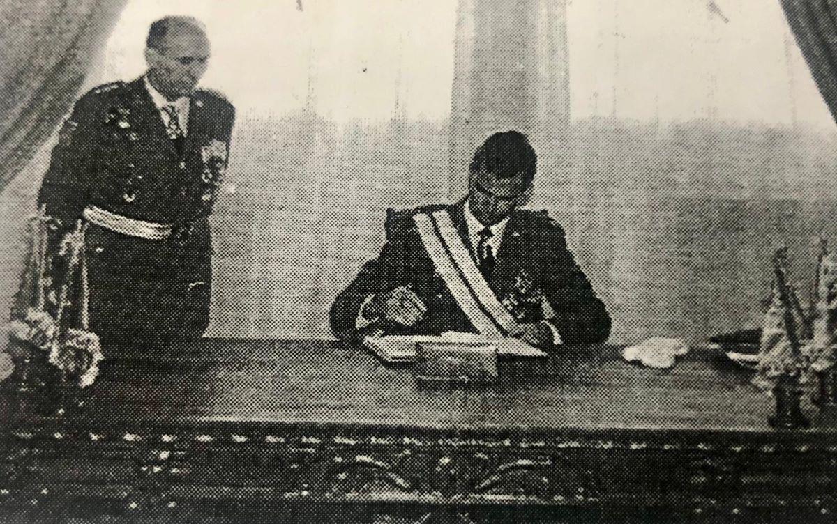 Don Felipe de Borbón firmó en el Libro de Honor de la Unidad como testimonio gráfico de su paso por el CIR.