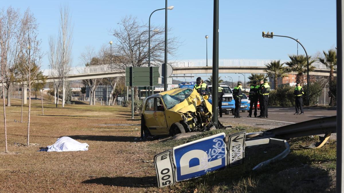 Así ha quedado el coche tras el impacto con una farola que ha dejado un fallecido en Zaragoza