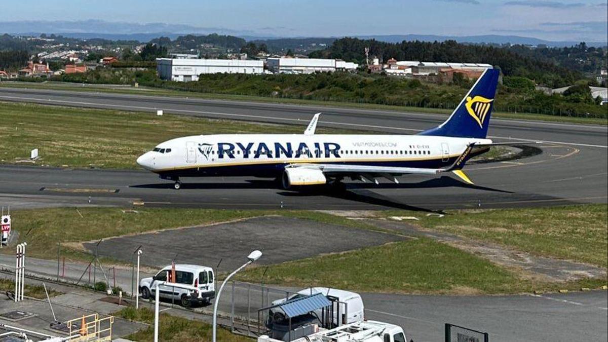 Un avión de Ryanair aterriza por primera vez en A Coruña en una operación comercial