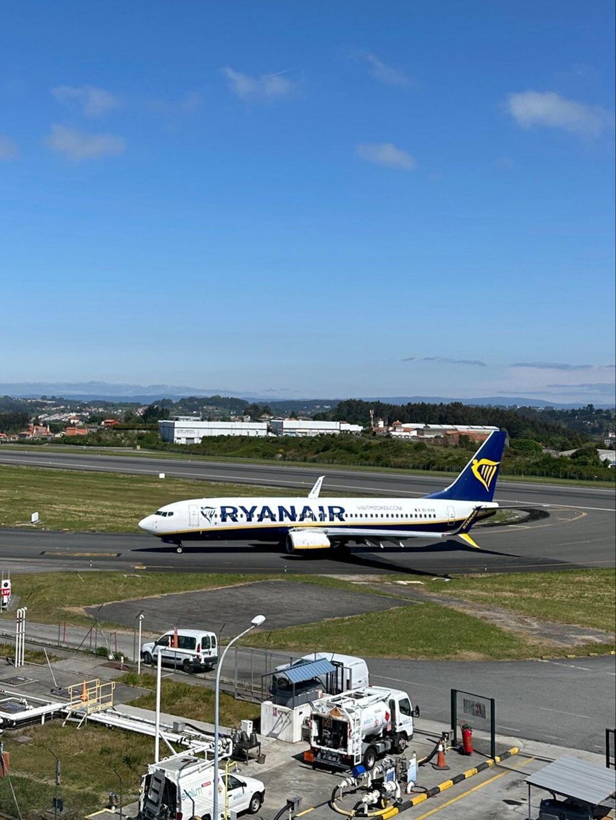 Avión de Ryanair por primera vez en el aeropuerto de Alvedro