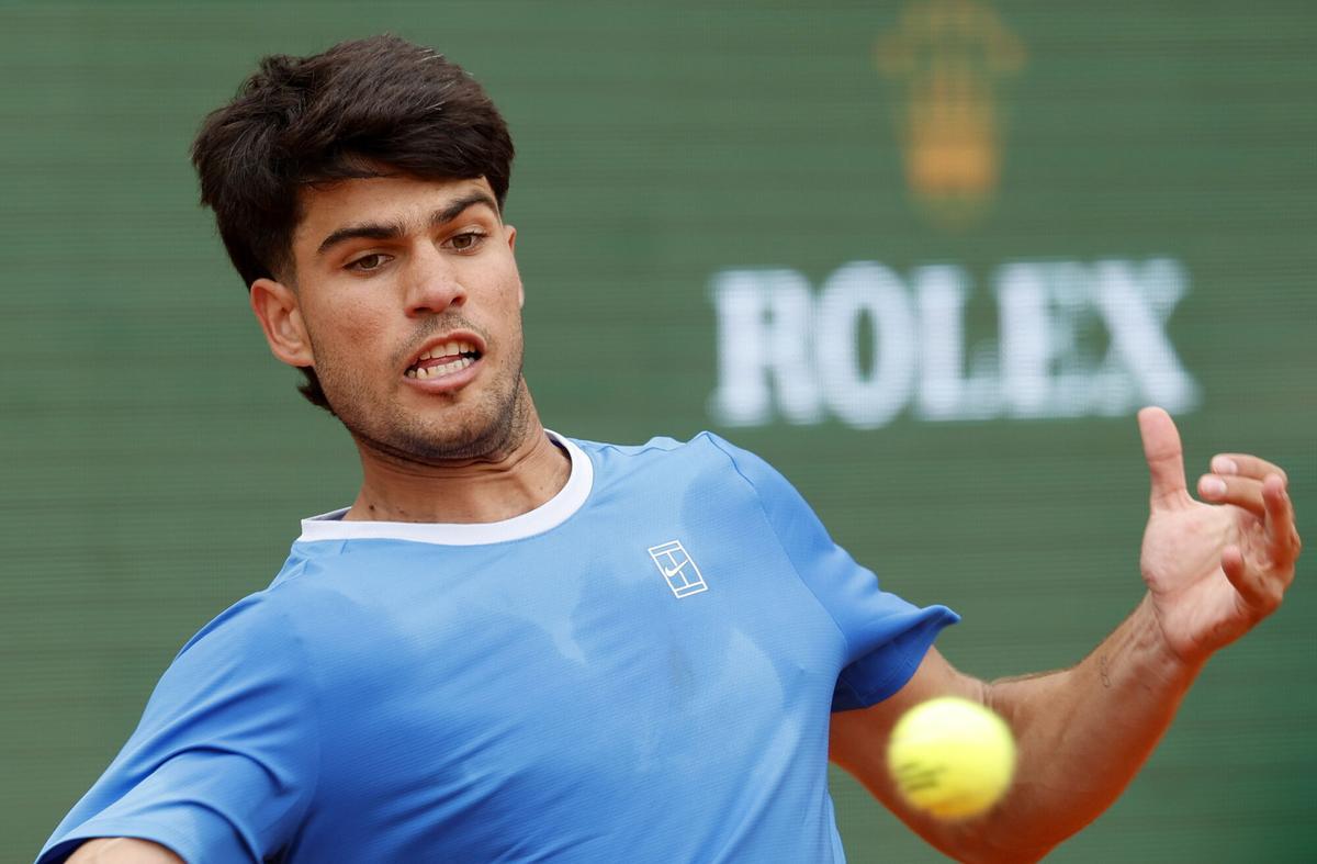 ROQUEBRUNE CAP MARTIN (France), 07/04/2026.- Carlos Alcaraz of Spain in action during his match against Sebastian Baez of Argentina at the ATP Monte Carlo Masters tennis tournament in Roquebrune Cap Martin, France, 07 April 2026. (Tenis, Francia, España) EFE/EPA/SEBASTIEN NOGIER