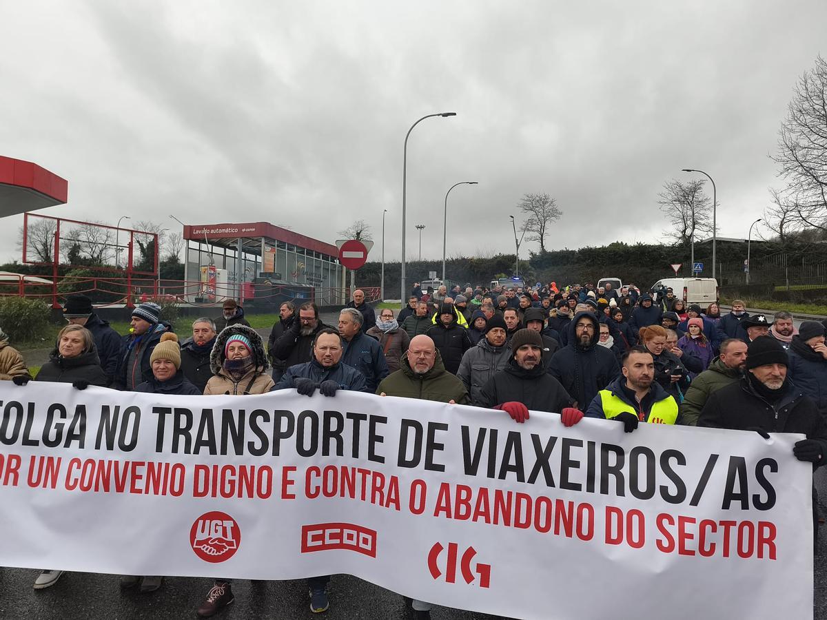 Los trabajadores del transporte realizaron este viernes una manifestación por el Polígono del Tambre.