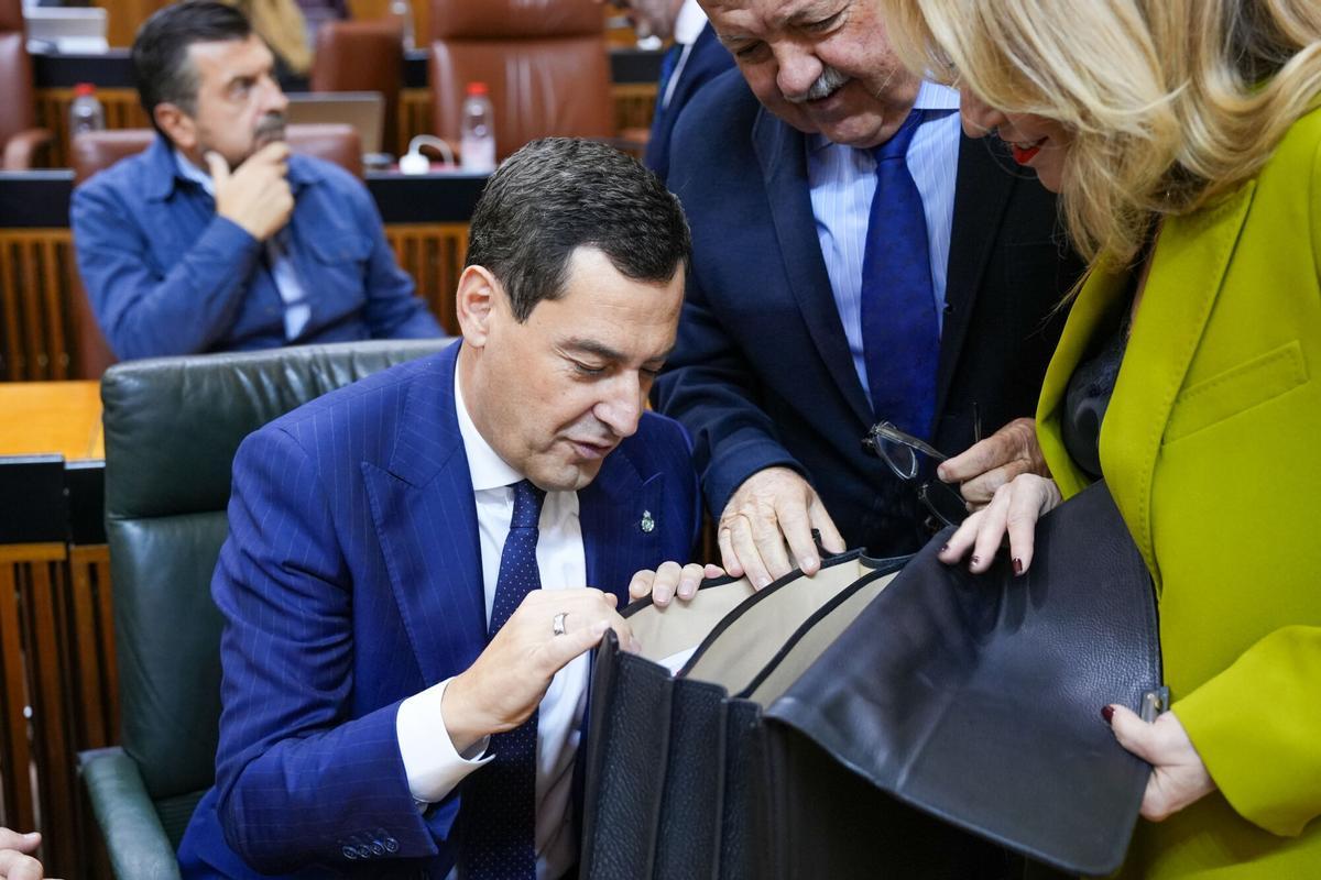 El presidente de la Junta de Andalucía, Juanma Moreno, al inicio de la sesión plenaria.