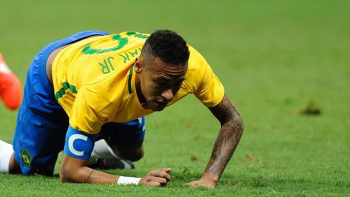 Neymar, objetivo de la ira de la 'torcida' brasileña