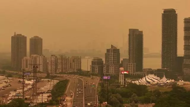 Una niebla naranja cubre por completo Toronto debido a los incendios