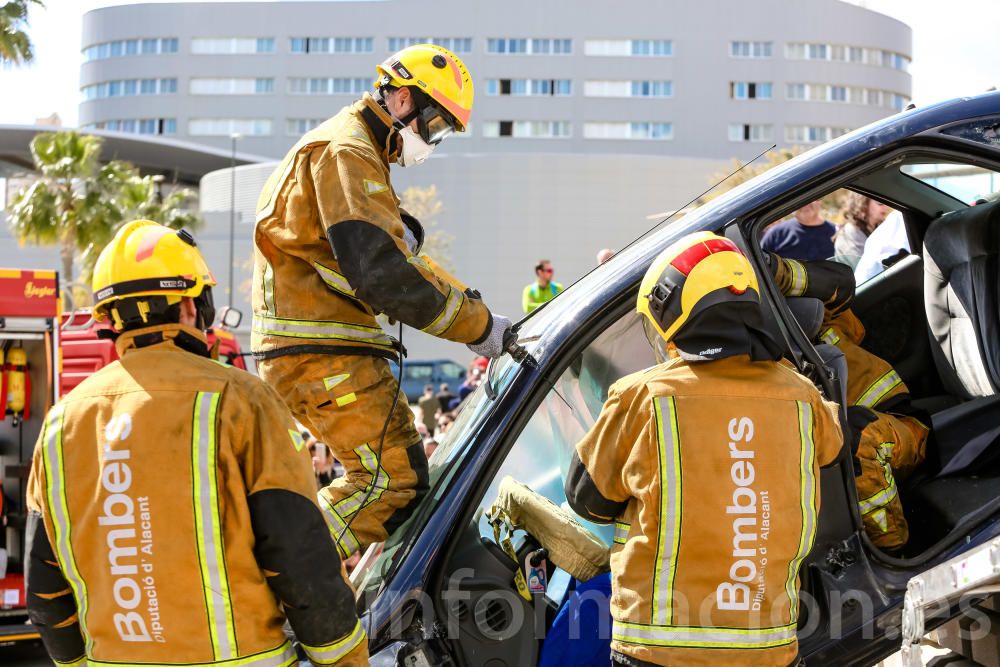 Exhibición de los bomberos en Benidorm