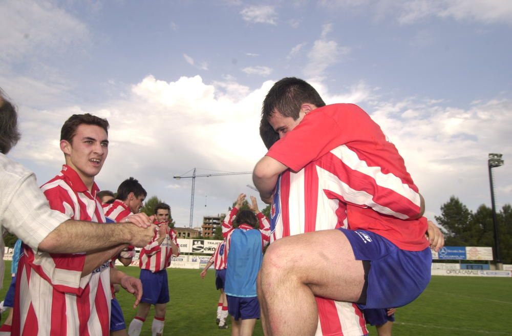 Joc i alegria del jugadors del CE Manresa per l''ascens de categoria la temporada 2000-2001