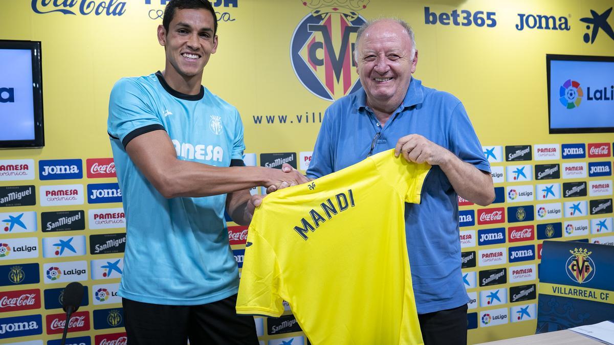 Aïsa Mandi ha sido presentado este lunes como nuevo jugador del Villarreal CF junto al vicepresidente José Manuel Llaneza.