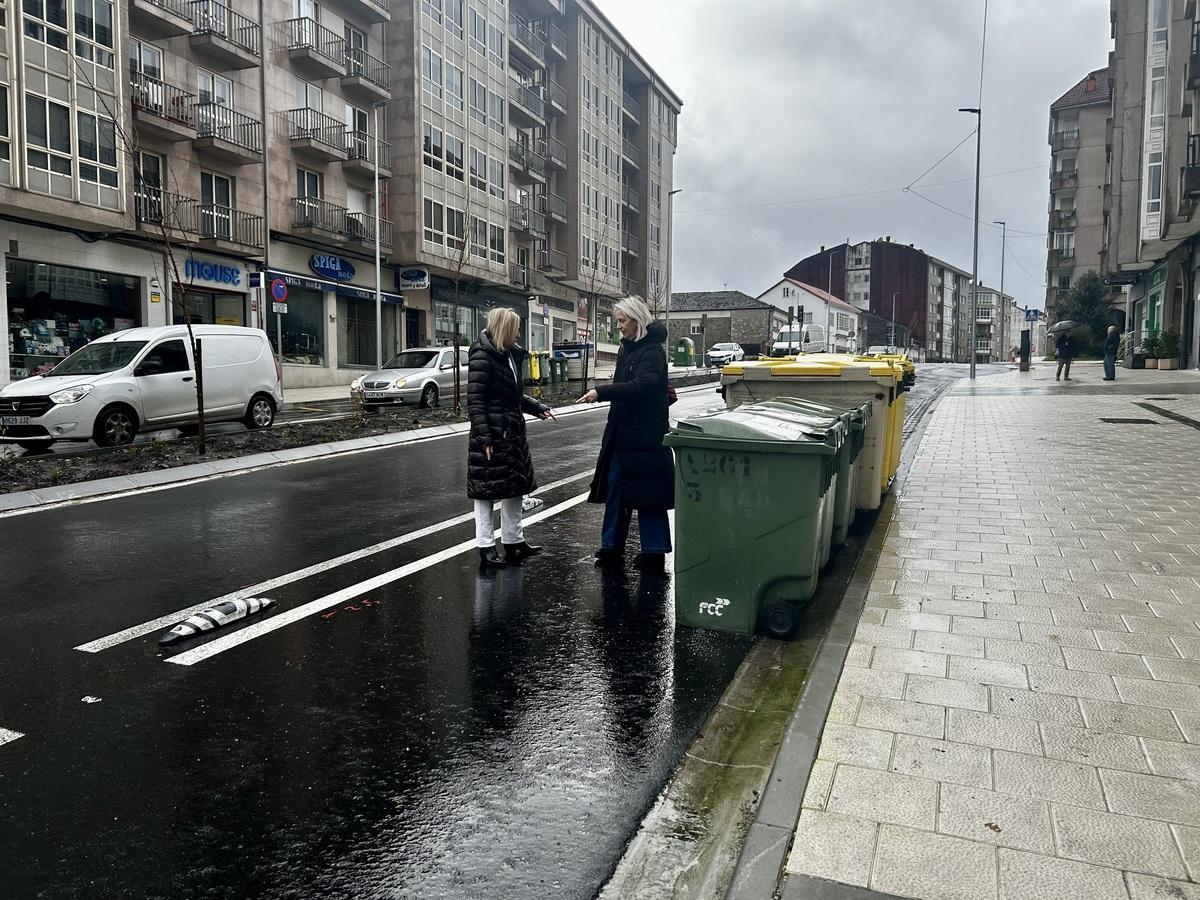 Oliva Agra, izquierda, con la diputada Marta González en O Milladoiro