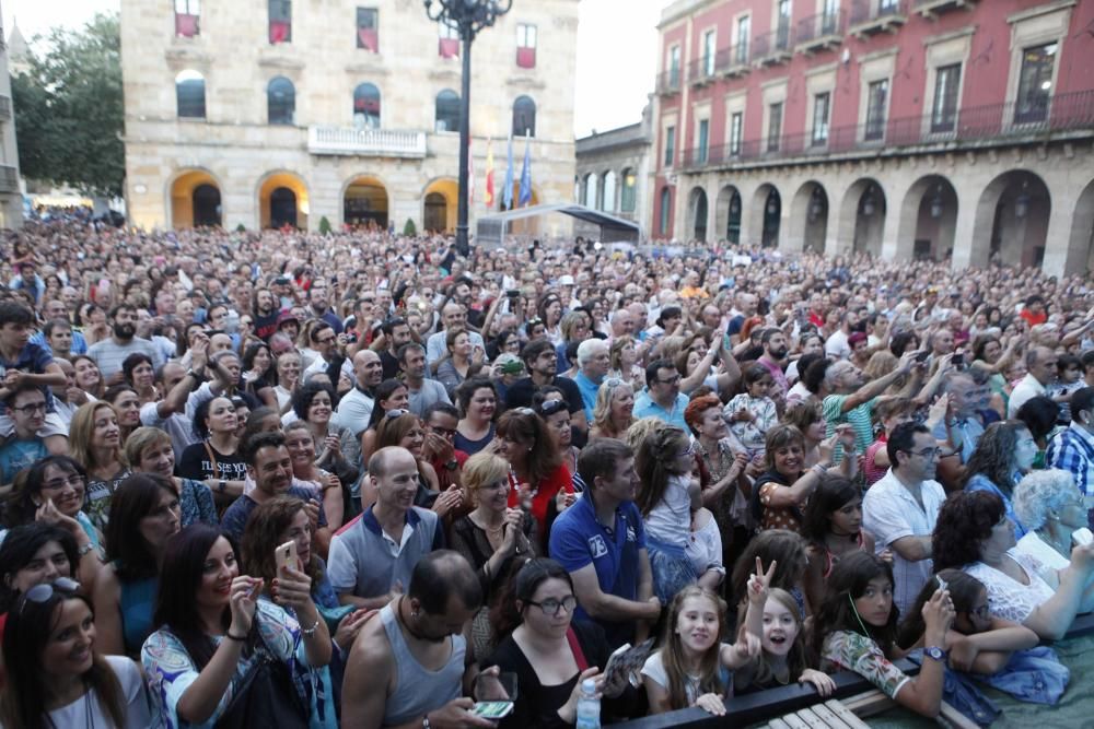 Rodrigo Cuevas en la plaza Mayor de Gijón