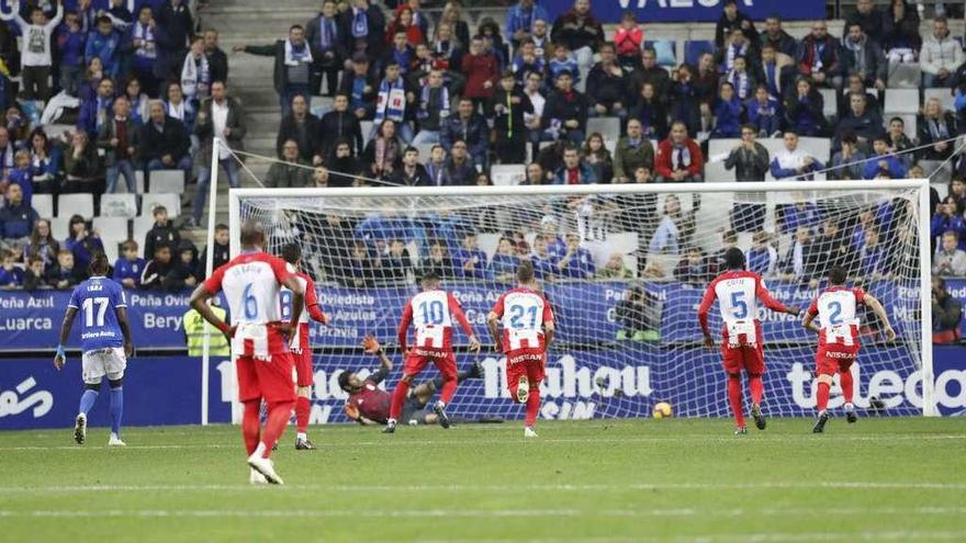 Carmona transformando el penalti que supuso el único gol del Sporting en el partido.