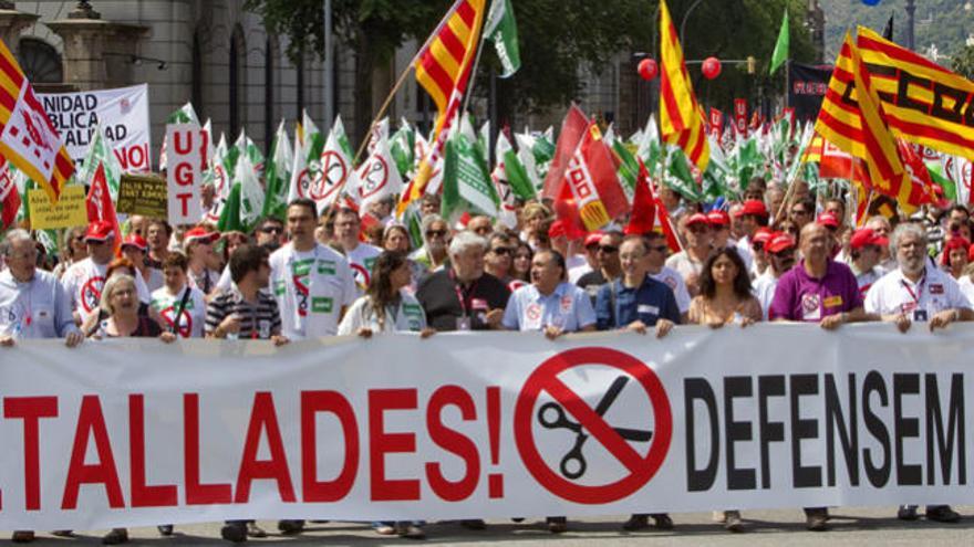 Miles de personas protestan contra los recortes del Govern