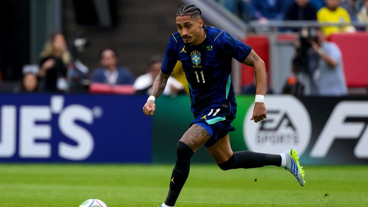 Raphinha, se marchó con molestias del amistoso de Brasil