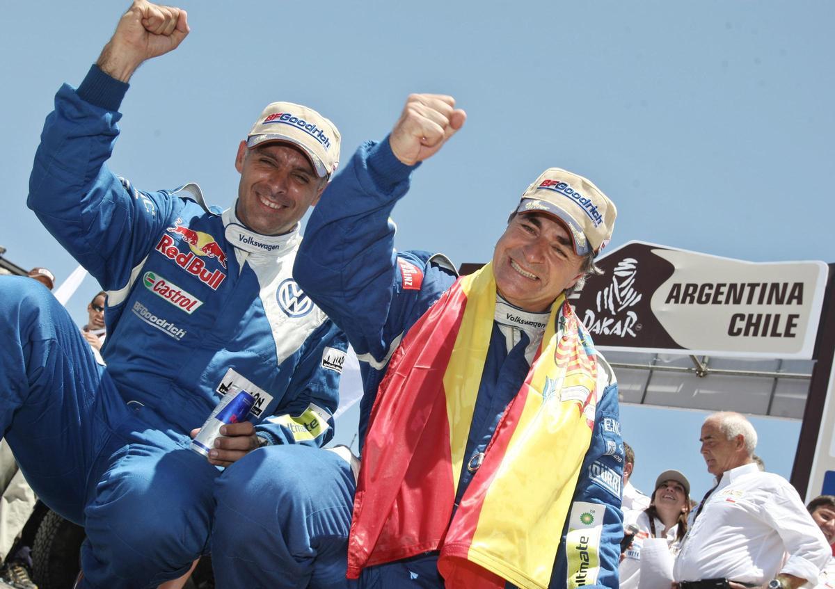 Lucas Cruz y Carlos Sainz celebran su victoria en el Dakar 2010
