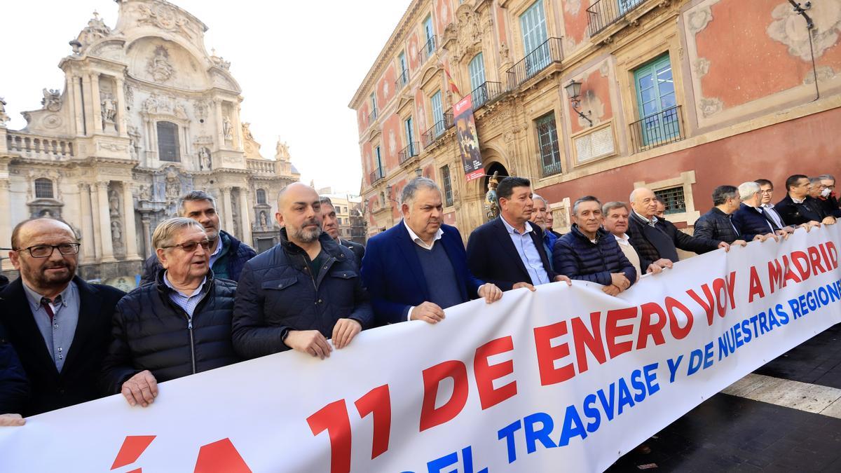 Regantes y empresarios muestran la pancarta reivindicativa de la concentración de la semana que viene en Madrid