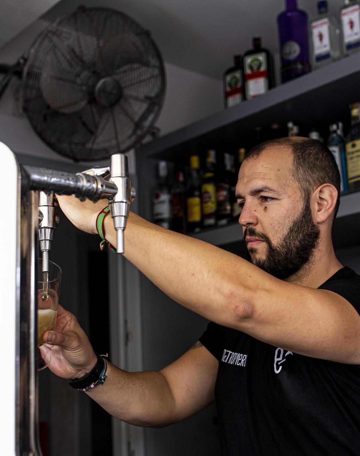 CACERES CAMARERO TIRANDO CAÑA.MASTROPIERO.